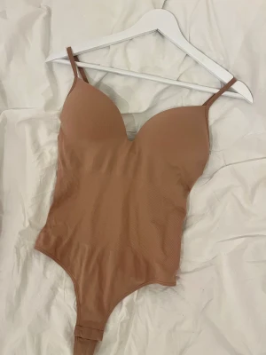 Body H&M - säljer denna virala body från H&M i ljusrosa/beige💘💘storlek S, jättebra skick endast testad! skickar fler bilder privat🥰