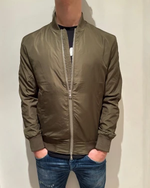 J.Lindeberg Jacka - Helt ny J.Lindeberg jacka, perfekt för alla tillfällen. Nypris 2499. Vid fler frågor, skriv gärna privat // AR