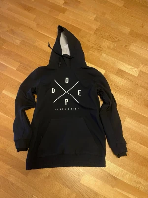 Yeti WSnowboardjacka  2X-Up Black - Slalom/snowboardjacka, fint skick använd två vintrar. Yeti W Yeti, en favorit på riktigt, denna monstruösa softshell kombinerar en unik look med högpresterande material. Om du letar efter en pålitlig, mysig, bekväm och riktigt snygg softshell som du bär i allt från park till puder så har du hittat rätt! Riding Hoodies Riding hoodies kombinerar streetwear med full funktion för berget. Tack vare vårt avancerade softshell tyg kan vi kombinera vattentäthet och funktion. https://www.dopesnow.com/se/y