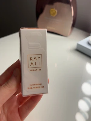 Kayali Vanilla 28 Eau de Parfum - Kayali Vanilla | 28 10 ml. Råkat beställa två stycken.
