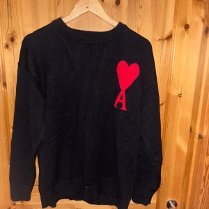 Ami Paris tröja - Ami Paris tröja i ny skick perfekt till vintern! Nypris ligger runt3-4000kr så passa på och kappa denna nu!