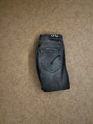 Dondup jeans Geroge - Tjenare nu säljer jag mina nya dondup jeans som är modellen Geroge. Skick 10/10 bara använt dom ett fåtal gånger. Priser går att diskutera vid snabb affär