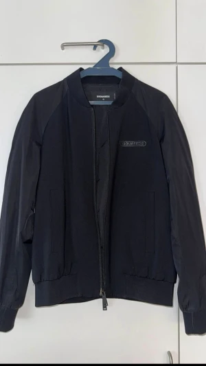 Dsquared2 Jacka - Svart jacka från Dsquared2 med minimalistisk design och diskret logga på bröstet.