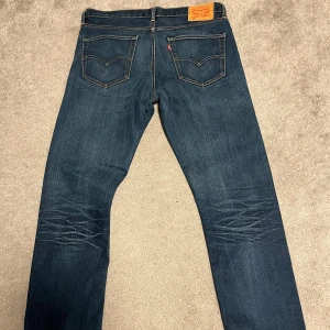 Levi's 508 mörkblå jeans med råa benslut - Byte