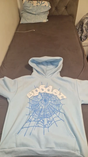 Sp5der hoodie - Ljusblå Sp5der Hoodie – Storlek M Säljer en nästan helt ny ljusblå Spider-hoodie i storlek M. Den är endast använd en gång och är i mycket fint skick. Säljer den eftersom den tyvärr inte passar mig.
