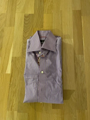 Lila-rutig skjorta från Eton - Snygga Lila-rutig skjorta från Eton i contemporary fit. Nypris ca 1700kr mitt pris endast 199 kr. Fraktar inom 1 dag, om du har någon fundering så är det bara att höra av sig😊