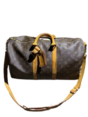 Louis Vuitton kepall 45  - Louis Vuitton kepall i vintage storlek 45L. Hantag remmar och kjedja är i perfekt skick förutom att det finns fläckar på lädret. Vilket är vanligt vid vitage LV. Har du frågor eller vill se andra bilder hör gärna av dig. Mvh  