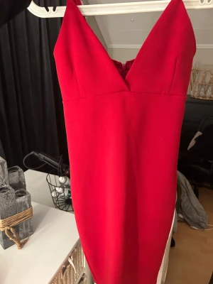Fin röd klänning  - Jätte fin röd klänning med en v-ringad design. Klänningen är från bikbok i storlek xs.                           Perfekt till jul!!
