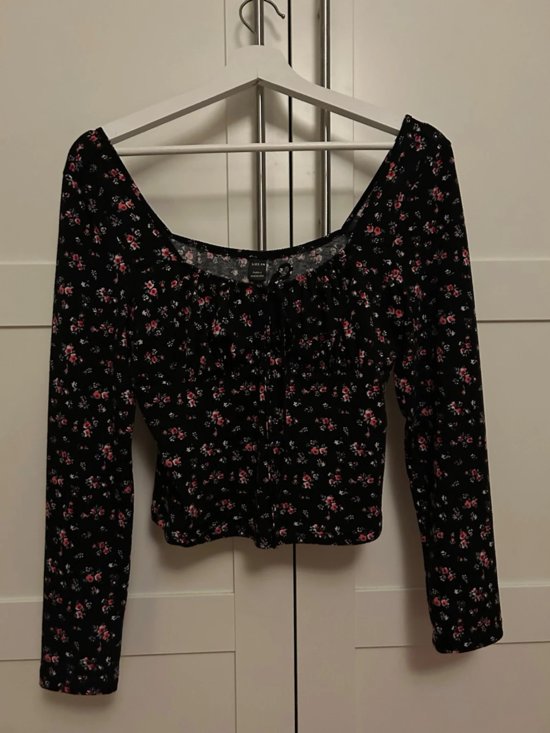 Svart blommig croppad blus med snörning STRL. Petite L