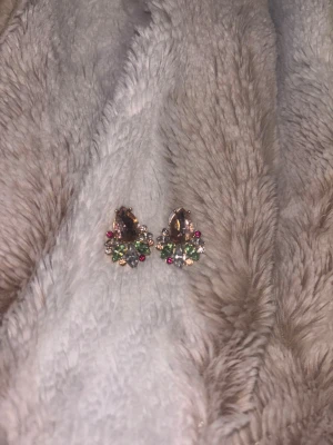 Örhängen  - Glittriga oanvända örhängen 