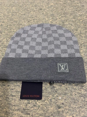 L och V mössa - Perfekta mössan för dig, denna mössan är väldigt populär för dens vackra modell och dens värme, passa på innan den är såld!!