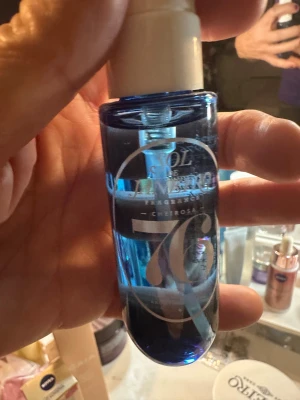 Sol de Janeiro Cheirosa 76 Mist - Fräsch body mist från Sol de Janeiro, Cheirosa 76. Perfekt storlek för väskan (30 ml). Tillverkad i USA. Snygg blå flaska som ger en cool vibe till din samling. Ny oöppnad 