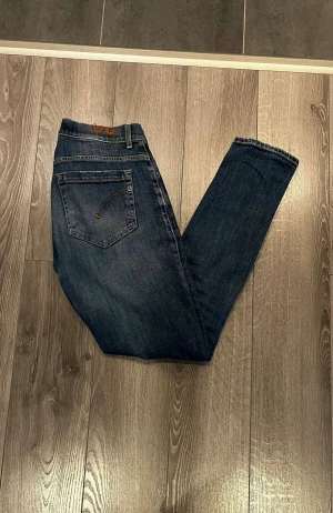 DonDup Jeans - Säljer dessa riktigt fina DonDup jeansen i mycket bra skick och riktigt snygg färg/stil. Den är knappt använd och i storlek 30. Skriv gärna vid intresse!