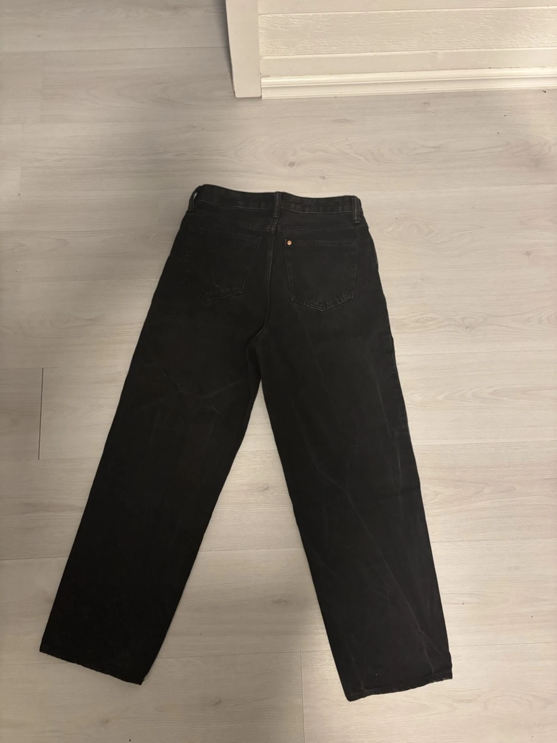 Svarta loose fit jeans från H&M - 1