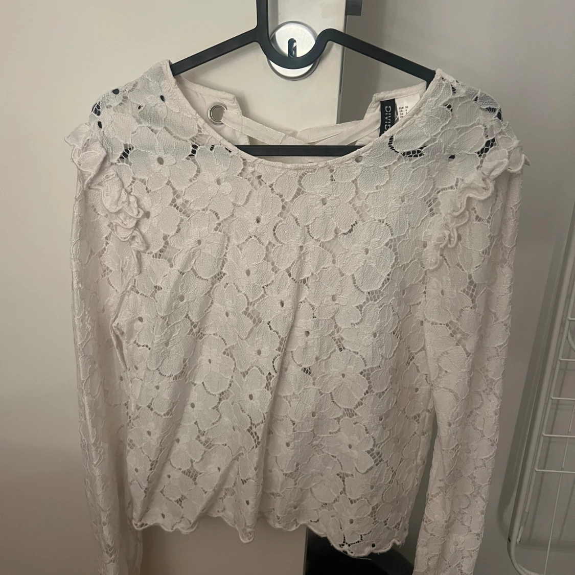 Vit spetsblus med snörning från hm