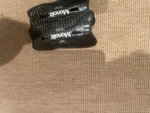 Svarta Monolit benskydd i kolfiber - Säljer ett par svarta Monolit benskydd i kolfiber ny pris 899 med ergonomisk form väger endast 170 gram . Inläggen är tunna och flexibla, perfekta för att ge extra stöd och komfort när du spelar. Snyggt mönstrad yta och stilren design som passar till de flesta sneakers eller kängor. Alla storlekar 