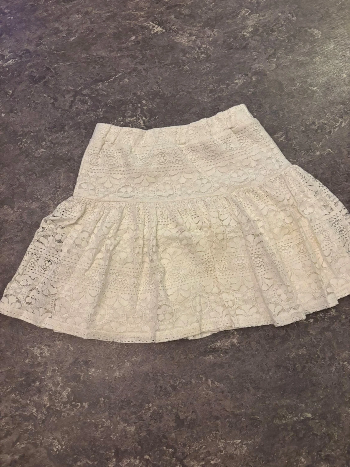 Vit spetskjol med volang