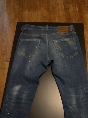 Dsquared2 blå distressed jeans herr - Till salu: Dsquared2 Jeans – Storlek M  Säljer mina Dsquared2-jeans, storlek M. Byxorna är i toppskick och endast använda två gånger. Säljes för att de är för stora för mig.  ✔ Äkta Dsquared2 ✔ Nästan som nya ✔ Kan köpas direkt  Pris: 1 000 kr priset kan diskuteras