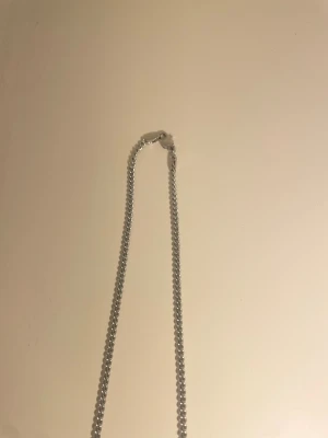 Rostfritt stål halsband - Snyggt halsband i rostfritt stål, 50 cm långt. Hållbart material som inte rostar eller tappar färg. Passar perfekt till både vardag och fest och är lätt att matcha med andra smycken. En enkel och stilren accessoar som passar de flesta stilar.