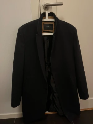 Zara rock - Zara rock i marinblå och i bra skick. Storlek L.