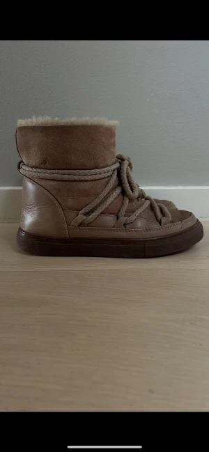 Inuikii - Säljer ett par beige Inuikiis. De är i bra skick och är varsamt anvanända🥰Det finns tecken på användning och därav priset💕Nypris ca 2700