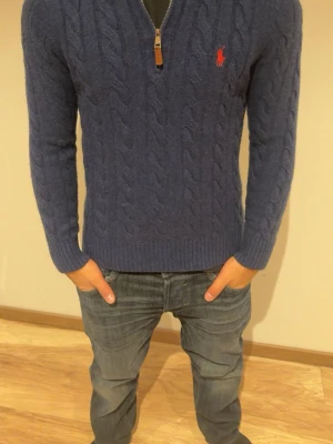 Polo Ralf Lauren Halfzip  - Snygg blå halfzip från Ralf Lauren, mest legat i garderoben så nästan som ny. Perfekt för dig som gillar stilrena plagg. Skick 8/10