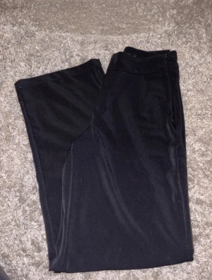 Svarta kostymbyxor med vida ben - Säljer ett par svarta kostymbyxor från Bik Bok i storlek 36. Byxorna har hög midja och vida ben. Materialet är mjukt och har en lätt stretch, perfekt för att ge en snygg siluett. Passar dig som gillar stilrena och enkla plagg. Modellen heter ”andrine”💕 passar mig med vanligtvis XXs-S, lite noppriga vid midjan men det syns inte när man har på sig dom! 