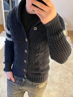 Stickad Replay Cardigan  - Cardigan | Bra skick | Size - S | Pris 449 | Hör av dig vid minsta fråga eller fundering📩