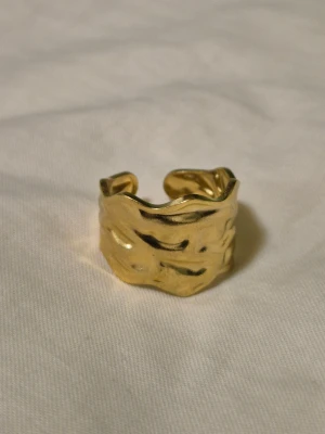 18 k Guld platerad ring I stainless steel - Guldpläterad ring I stainless steel. Justerbar!