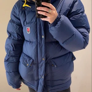 Fjällräven jacka - Säljer min fina fjällräven jacka då den ej kommer till användning längre. Den är i superfint skick🤍modell expedition down lite, inköpt 2024