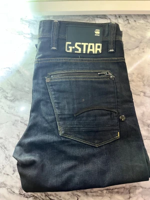 G-Star jeans (32/34) - Säljer ett par otroligt snygga G-Star jeans, strl 32/34! Perfekt för dig som söker något unikare.