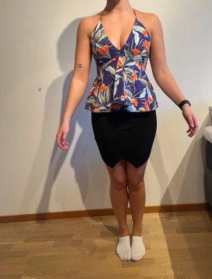 Mönstrat linne med dekorativ knut baktill (endast dekoration) - Tvättråd: 30°