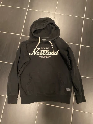 Norrland hoodie XS - Säljer den för den inte kommer till användning! Storlek XS men är stor i storleken så är mer som S/M