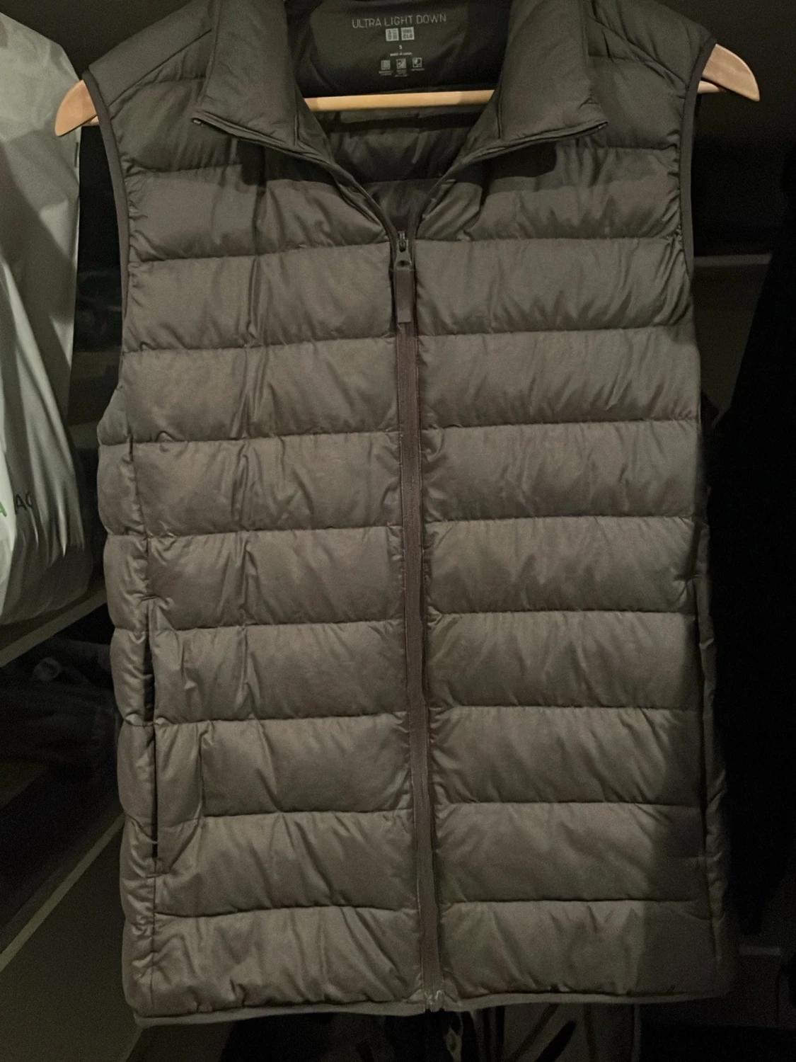 Grå dunväst från Uniqlo Ultra Light Down - 1