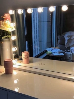 Stor sminkspegel med LED-belysning - Säljer en modern och stilren sminkspegel med inbyggd LED-belysning runt kanterna. Spegeln är rektangulär och har touch-knappar på framsidan för att justera ljuset. Säljer för att jag har flyttat och har en annan så har ingen användning av denna, köpt för ett år sedan ungefär😊skriv till mig om ni vill ha privata bilder på den😊