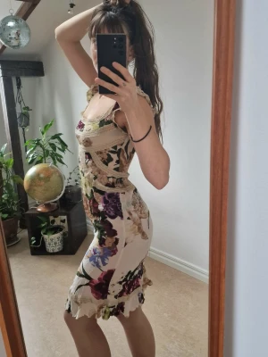 Floral Valentino Dress - Soft mesh - not super stretchy but has some give, so it’s still comfortable. Zipper and lace details. Perfect for summer photos. weddings or vacation 🌷 Because there is no valentino tag I’m selling it cheap. Bought it without tag on second hand for 75€ 🤗  Length: 100 cm (strap to bottom).