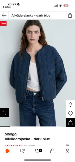 Mörkblå quiltad jacka från Mango - Snygg mörkblå quiltad jacka från Mango med raka linjer och dragkedja framtill. Jackan har en boxig, lite croppad passform och två snedställda fickor. Materialet är mjukt och känns som en blandning av bomull och syntet. Perfekt för lager-på-lager och stilren look.