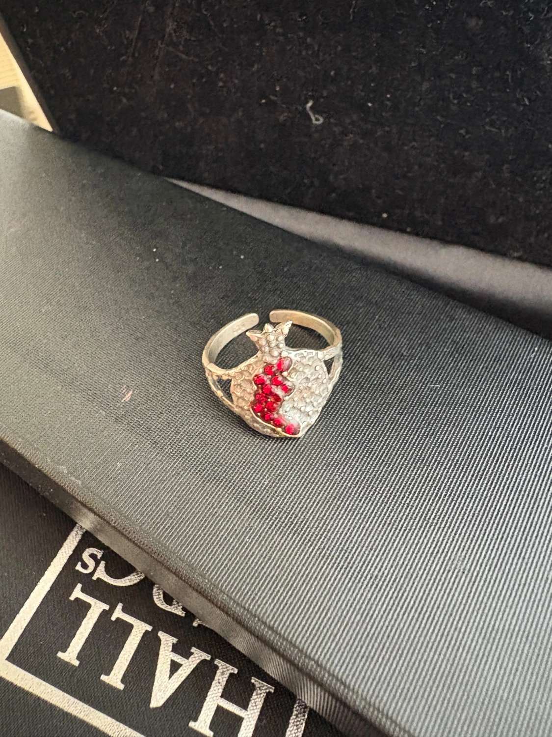 Granatformad silverring med röda stenar - 3