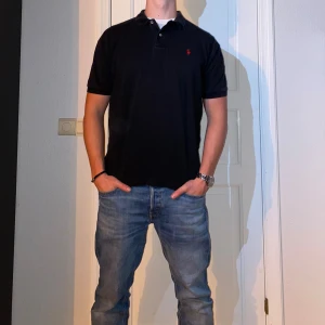 Svart pikétröja från Polo Ralph Lauren  - Svart pikétröja från Ralph Lauren i storlek M. Fint skick till ett bra pris. Nypris: 1595kr. Mitt pris: 199kr                  Vid frågor eller funderingar, tveka inte att höra av dig.