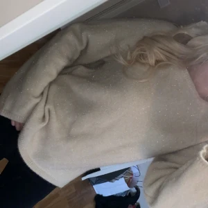 Så fin glittrig stickad tröja  - En jätte söt stickad tröja som glittrar om sig, svårt att se glittret på bilderna men verkligen så söt! Från Hm i storlek S. Säljs inte längre 💓💓
