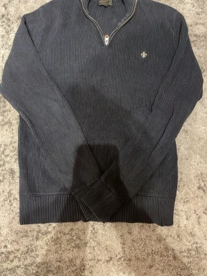 Stickad quarter zip Morris - Fet stickad tröja från Morris i Navy 