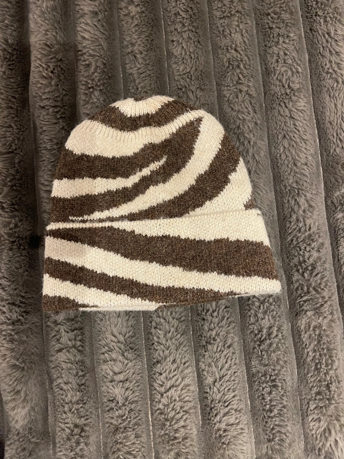 Stickad zebramönstrad mössa i beige och brun - 2