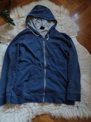 Oakley zipper hoodie - Fin oakley zipper hoodie. Lite små slitage på insidan av armarna man annars är den i mycket bra skick