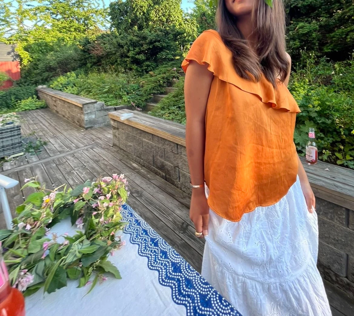 Orange omlott linnetopp med volang från mango