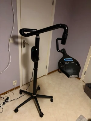 Professionell tandblekningslampa -  Säljer en professionell tandblekningslampa. Det är en kraftfull och pålitlig maskin som används inom klinikmiljö, men fungerar lika bra för salong eller seriös hemmabruk. Lampan är utrustad med 8 starka LED-lampor som arbetar inom rätt våglängd (460–490 nm) för att effektivt bryta ned missfärgningar. Resultat uppnås snabbt, ofta inom mindre än en timme, utan att vara onödigt påfrestande för tänderna. Byggd i stål, stabil och tålig. Lampan har tre LED-lägen (blå,