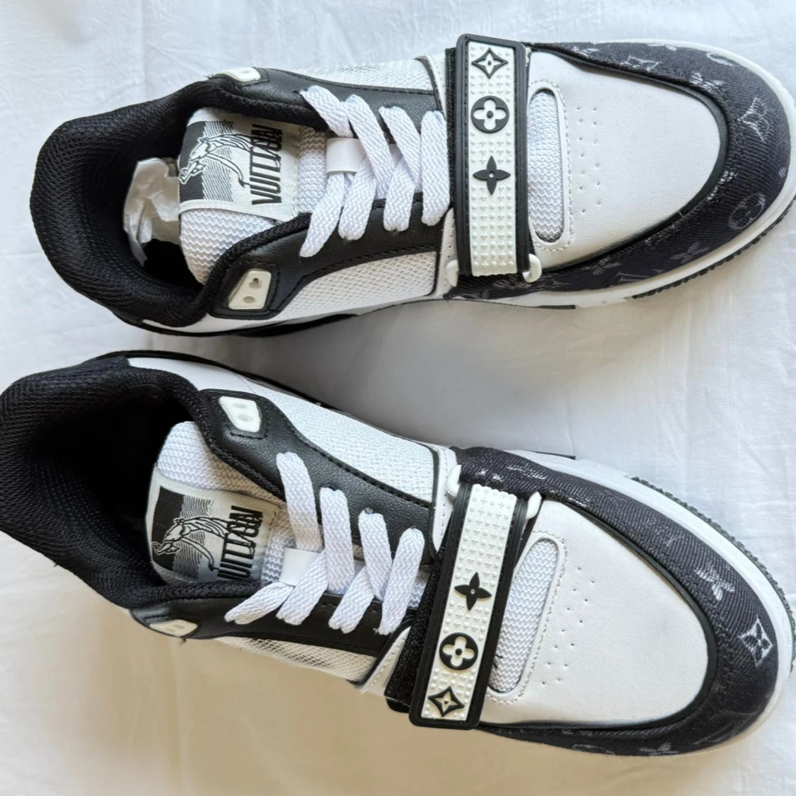 Svarta och vita Louis Vuitton sneakers - 2