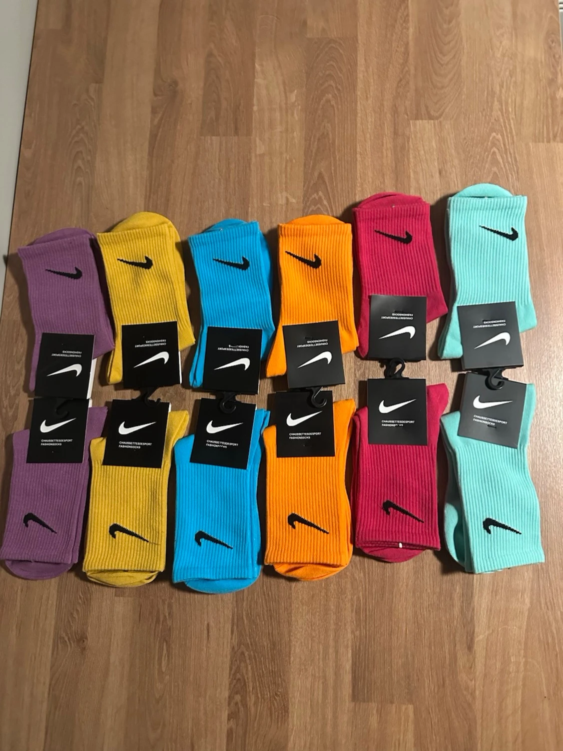 Färgglada Nike strumpor, 12-pack.