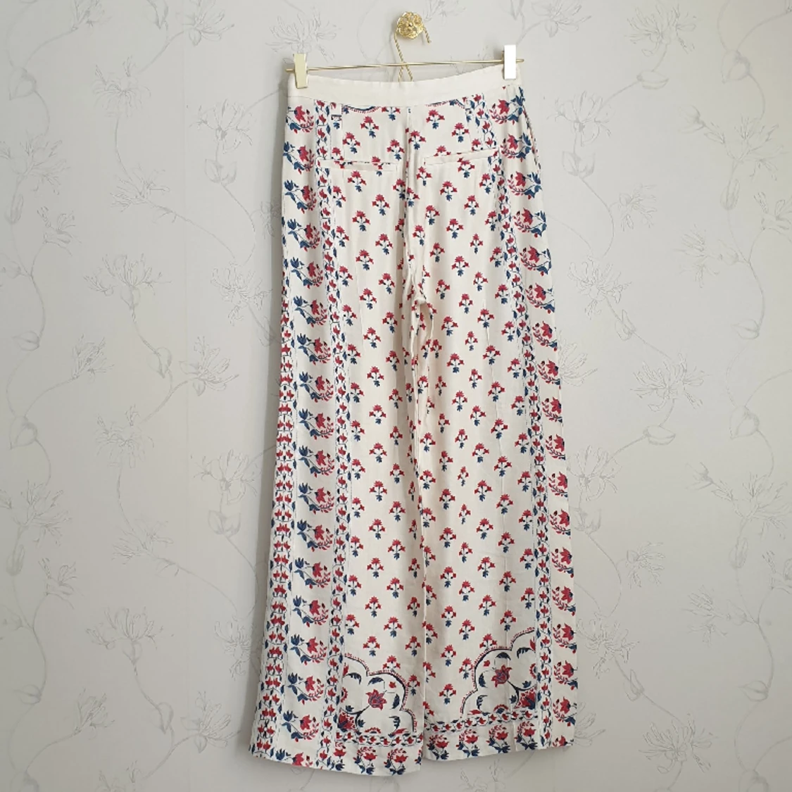 Vita blommönstrade byxor - 90
