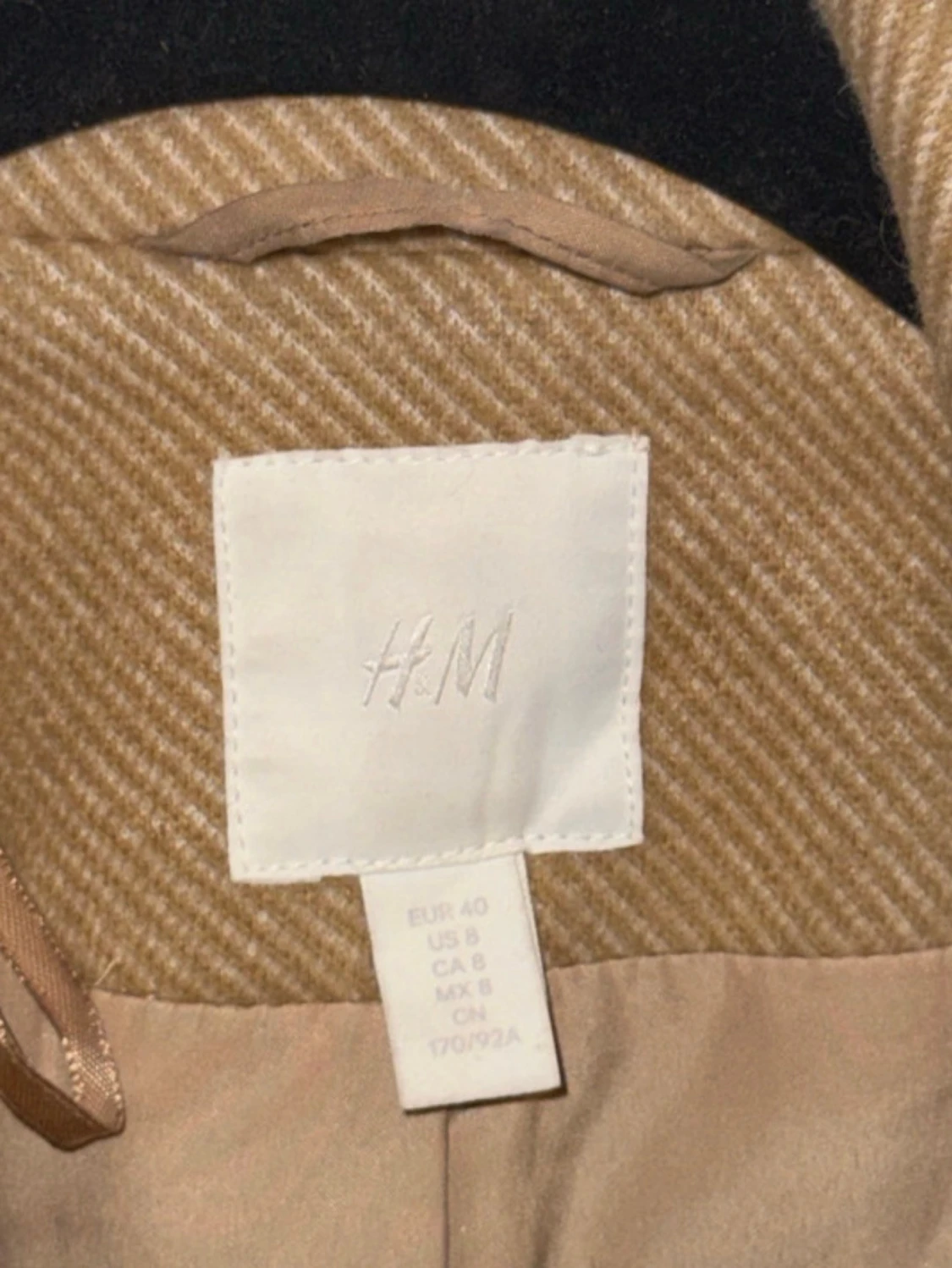 Beige kappa med bälte och bred krage - 4