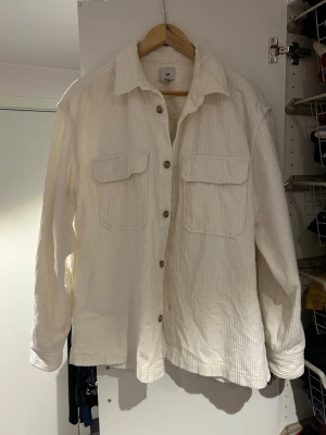 Vit overshirt från H&M i Manchester  - Säljer en vit overshirt från H&M i manchester med relaxed fit. Den är knappt använd och har inga hål eller liknande. Alltså är den i princip helt ny. 